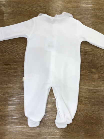 Tutina Baby Gi in ciniglia bianca intera con colletto con rusche rifinito in rosa e cavallo a dondolo ricamato
