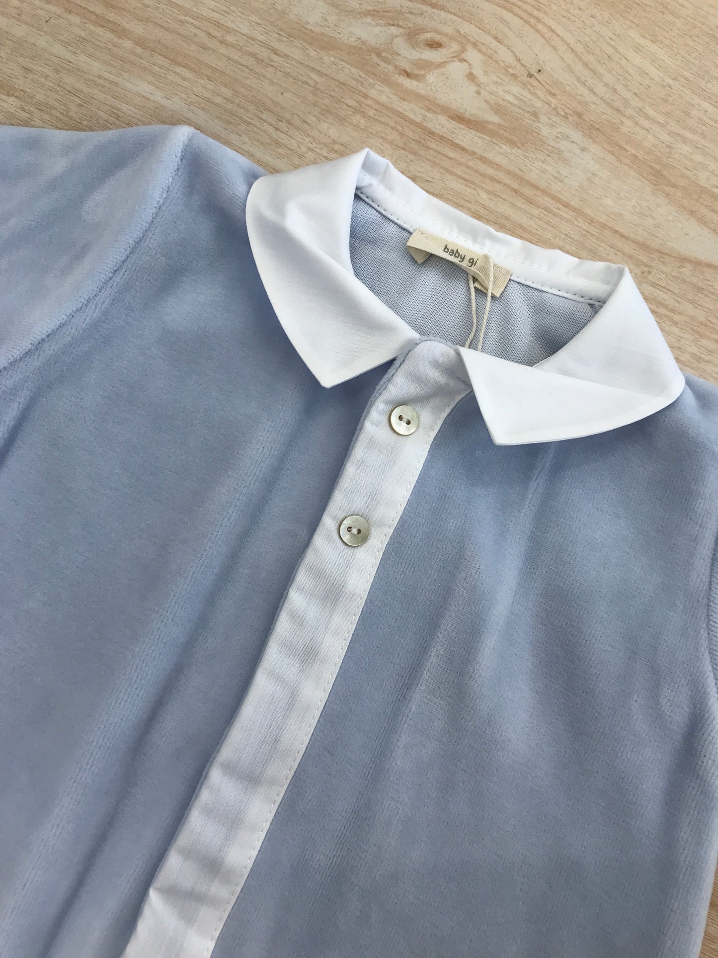 Tutina Baby Gi in ciniglia celeste polvere intera con dettaglio bianco sul davanti e colletto bianco