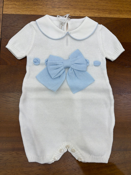 Pagliaccetto Baby Lord in filo bianco con passanastro celeste e fiocco centrale sul davanti mezza manica collo tondo bianco