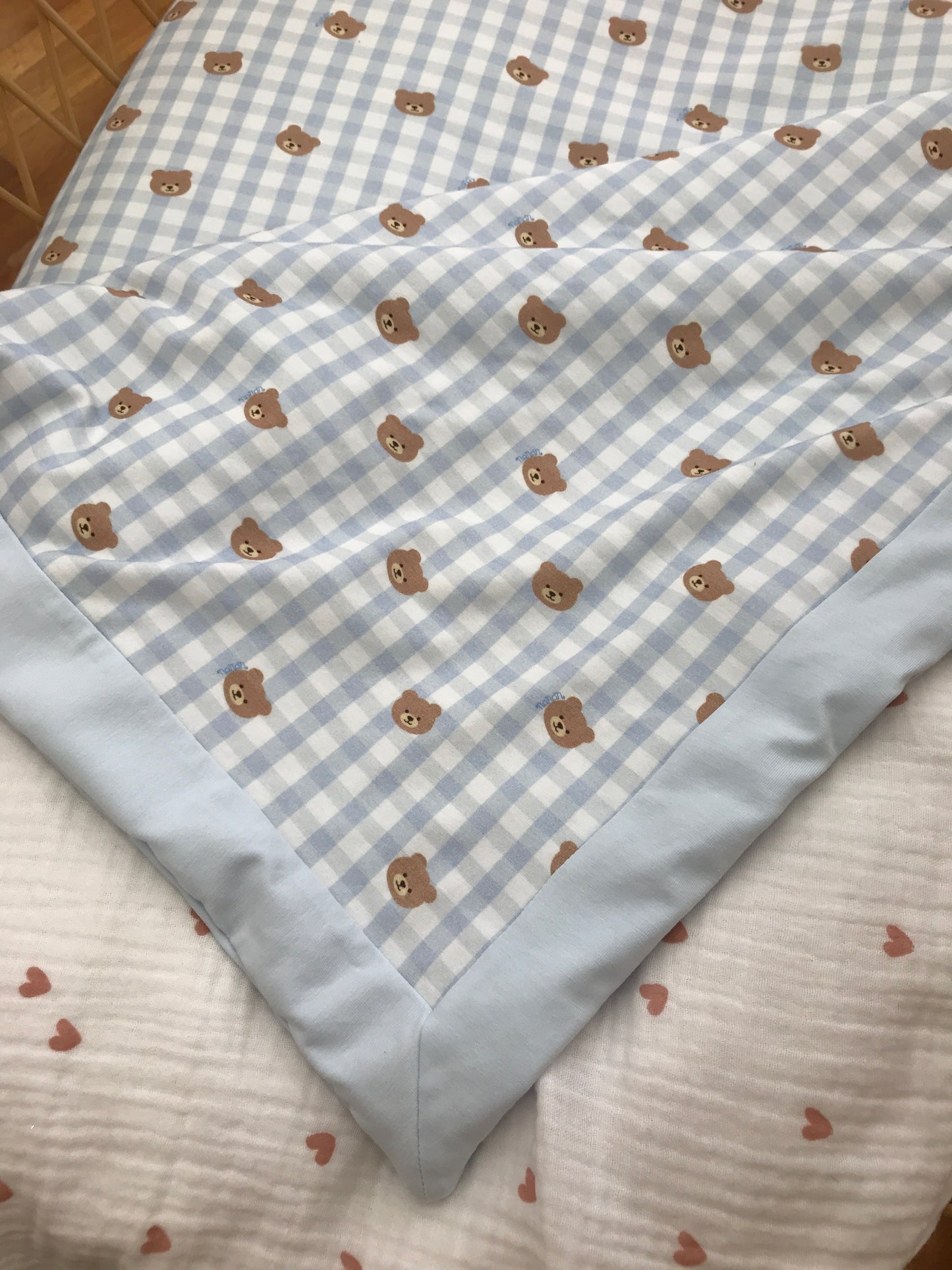 Coperta Nanan in cotone celeste a quadretti con orsetti