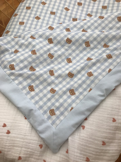 Coperta Nanan in cotone celeste a quadretti con orsetti