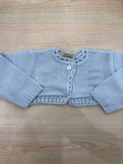 Cardigan Ladia in filo azzurro traforato con bottoncino sul davanti