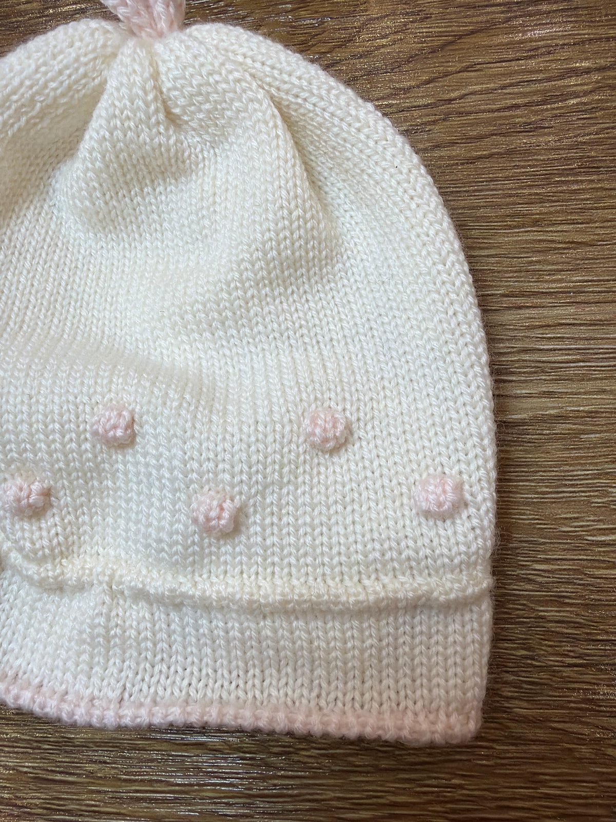 Cappello Piccola Giuggiola in lana panna con pois rosa in rilievo