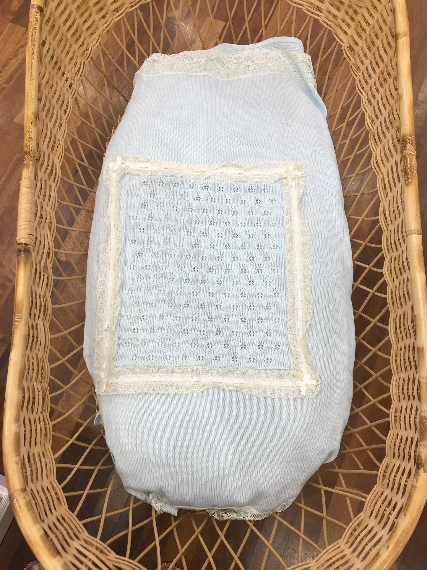 Coperta Bebè di Almy in filo celeste con pizzo ai bordi con riquadro centrale