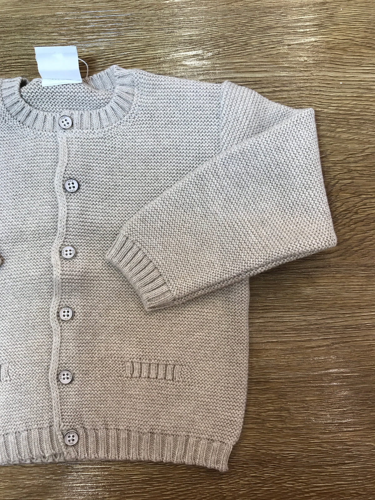 Cardigan Paz Rodriguez in lana tortora con piccoli bottoncini e finte tasche sul davanti