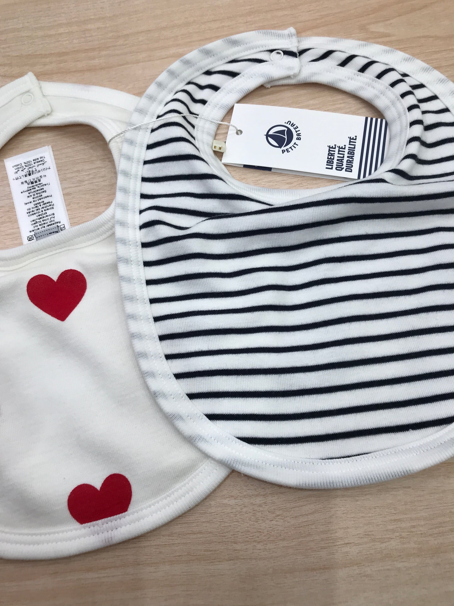 Bavetta Petit Bateau in cotone e spugna duo a cuoricini e righe blu
