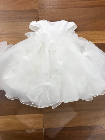 Abito Pure da cerimonia in organza con fiocchi presenti su tutto il gonnellone
