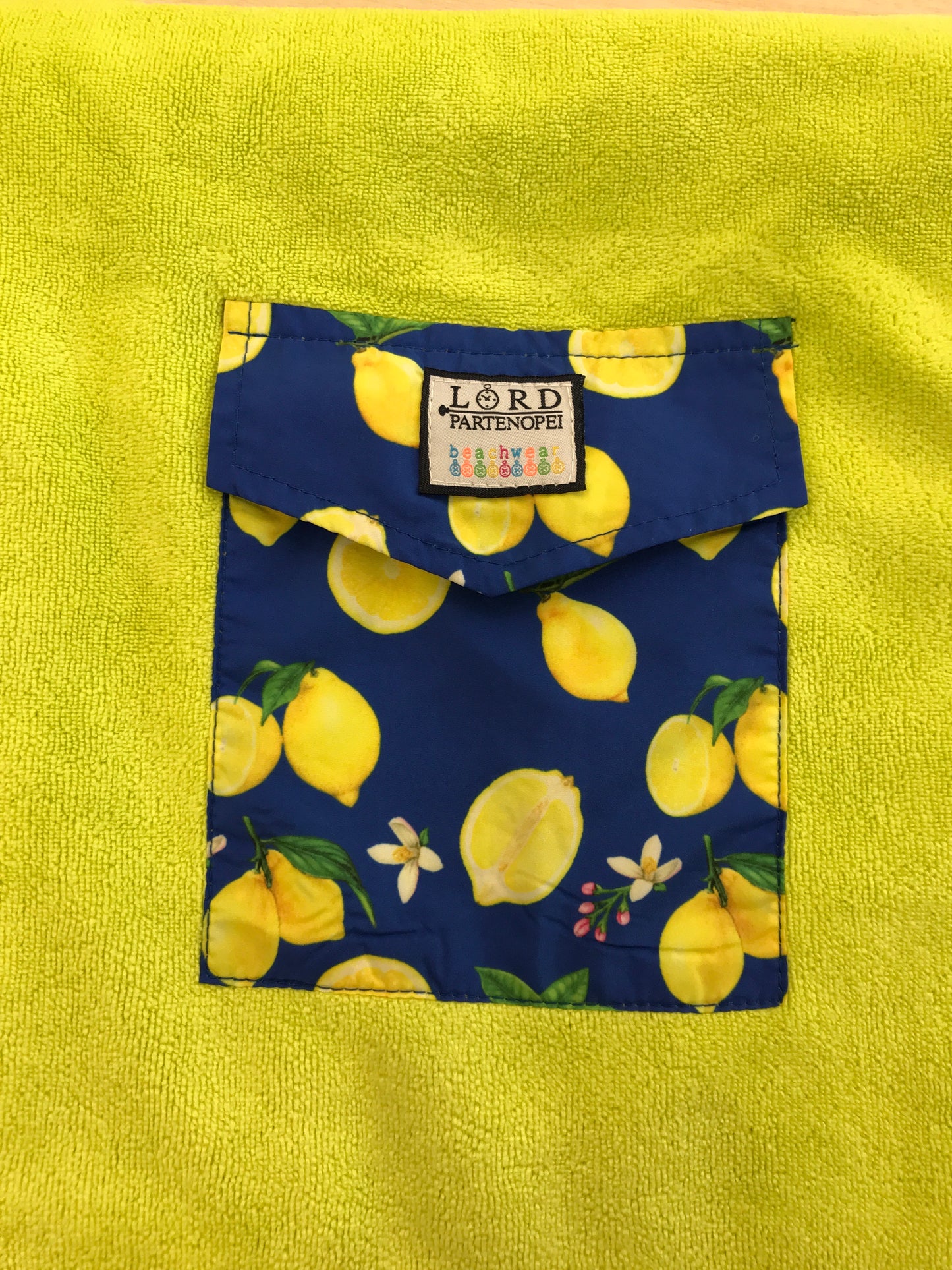Telo Mare Lord Partenopei gialla in spugna con lato in microfibra blu con limoni gialli