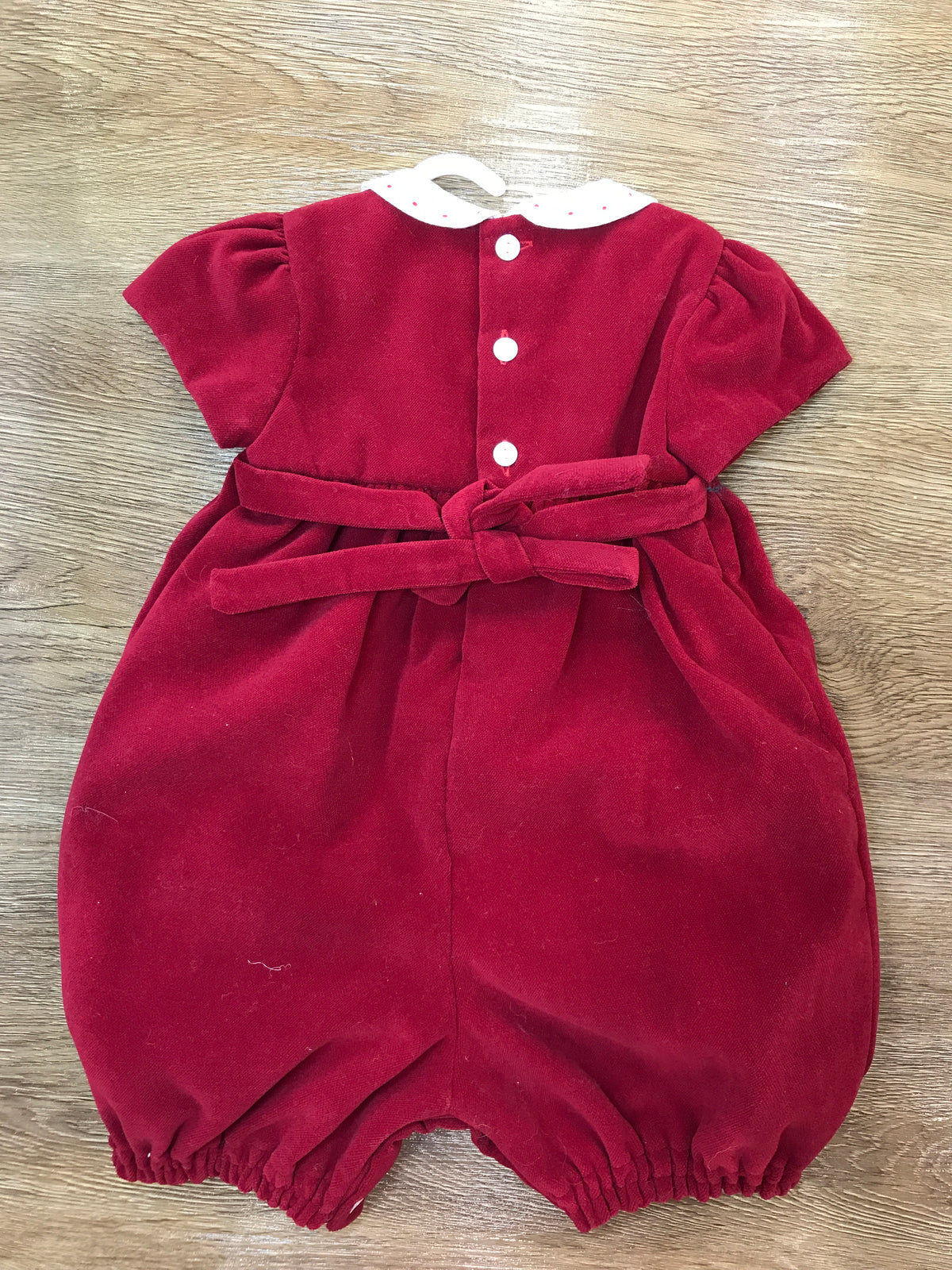 Pagliaccetto Les Enfants de Gisele in velluto rosso mezza manica colletto bianco con pois rossi e punto smock ricamato al centro