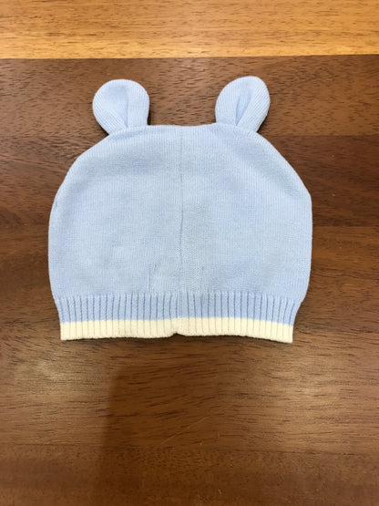 Cappello Nanan in filo celeste con orecchie decorative con orsetto centrale sul davanti