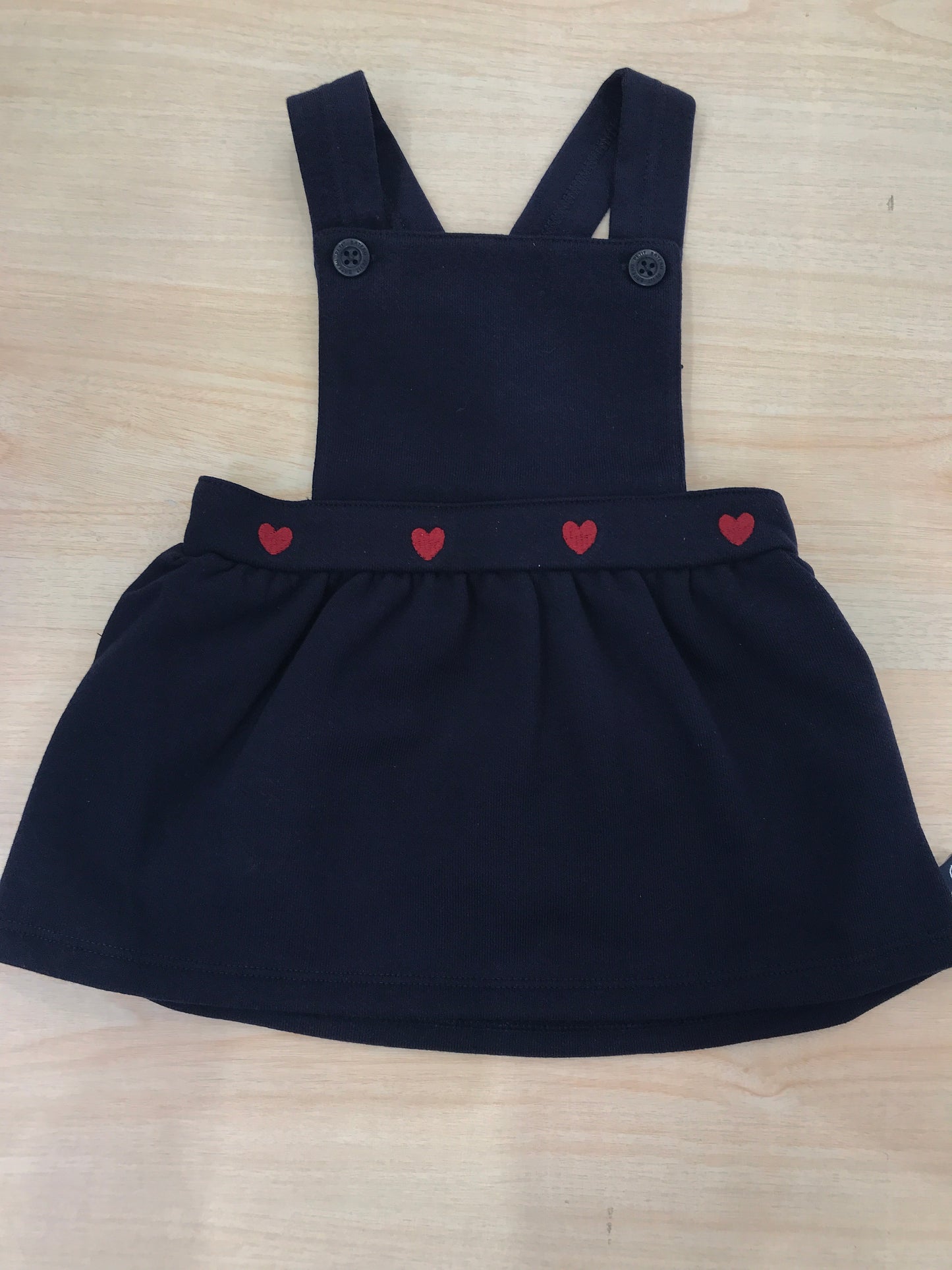 Salopette Petit Bateau blu scuro con bretelle regolabili con cuori ricamati rossi
