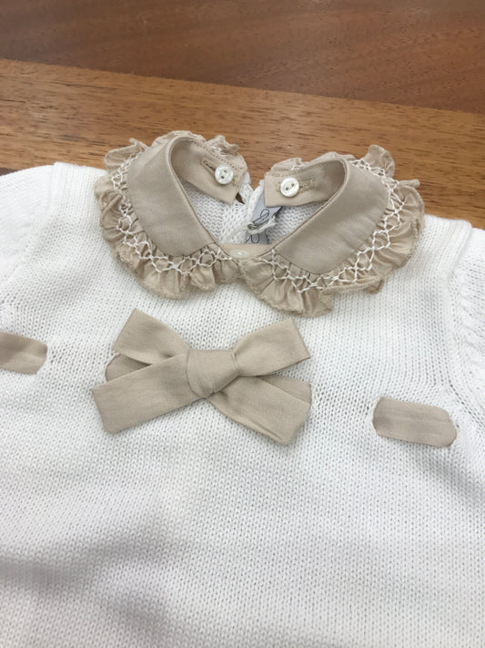 Pagliaccetto Colibrì in filo bianco mezza manica con passanastro con fiocco tortora con collo con rusche