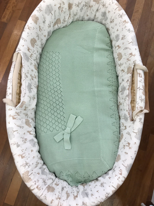 Coperta PCS in filo verde smerlata con lavorazione centrale e fiocco laterale