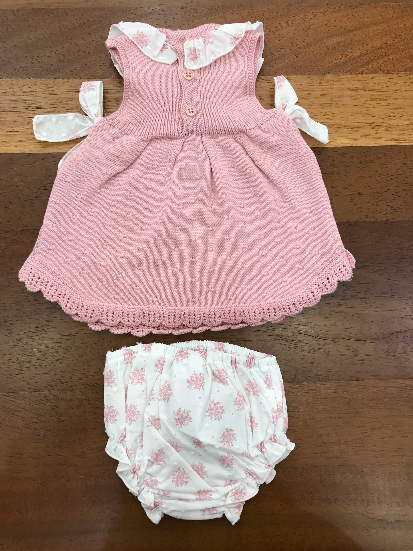 Completo Paz Rodriguez in filo rosa con fiocchetti con fiori rosa collo con rusche abbinata culotte bianca con fiori rosa