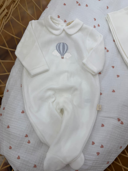 Coordinato nascita Baby Gi tutina intera in ciniglia bavetta mussola e accappatoio abbinate con piccola mongolfiera
