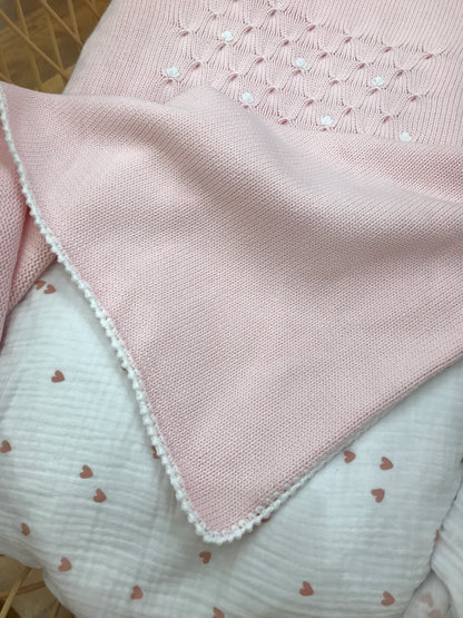 Coperta Colibrì in filo rosa con riquadro lavorato da rose bianche ricamate a mano