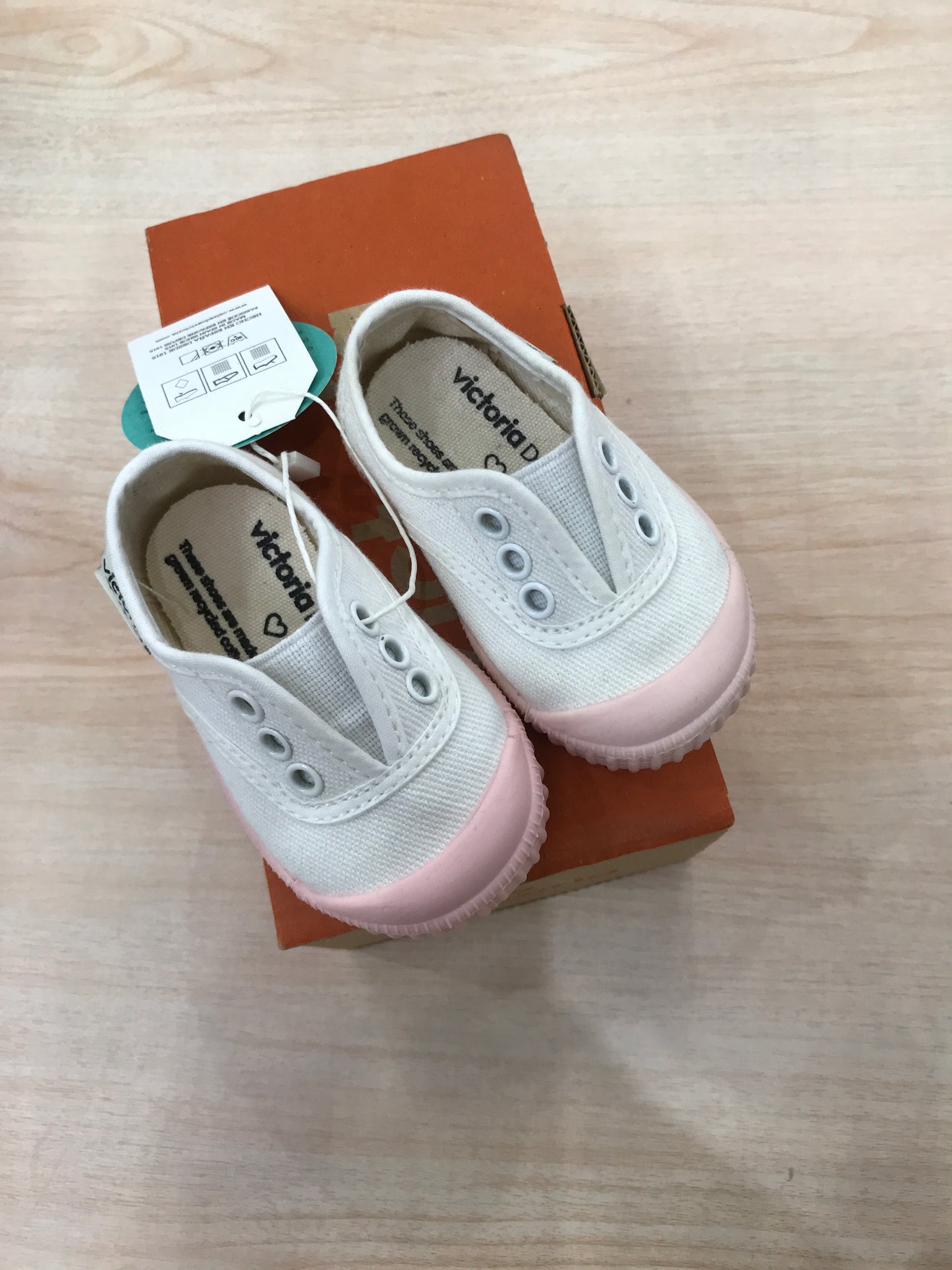 Scarpa Victoria in tela bianca con gomma rosa con elastico