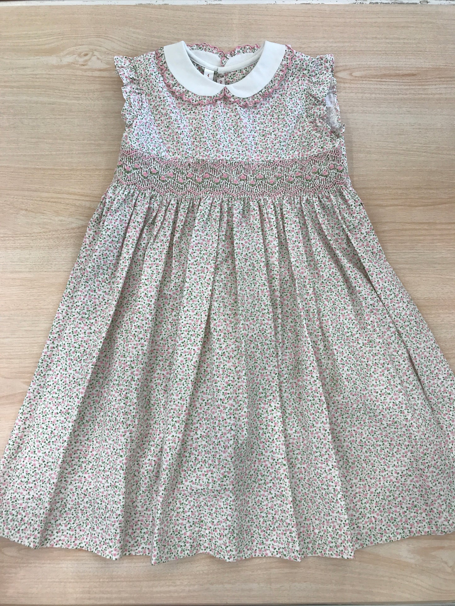 Abito Les Enfants de Gisele in cotone smanicato con rusche colletto bianco con rusche fantasia a fiorellini  con fascia lavorata da punto smock con rose ricamate