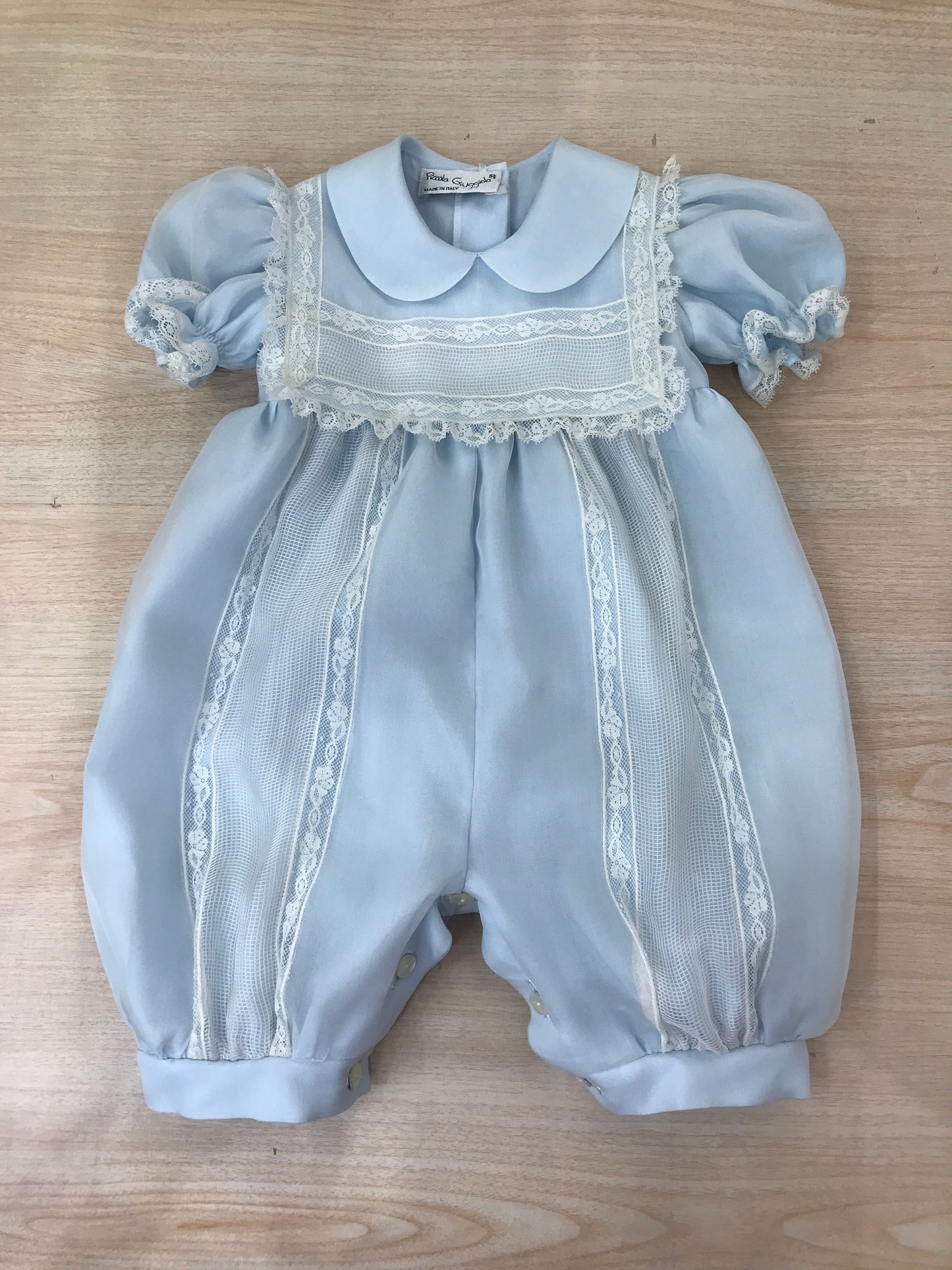 Pagliaccetto Piccola Giuggiola in organza in seta mezza manica a sbuffo con applicazione di valancienne e bavettone rifinito in valancienne