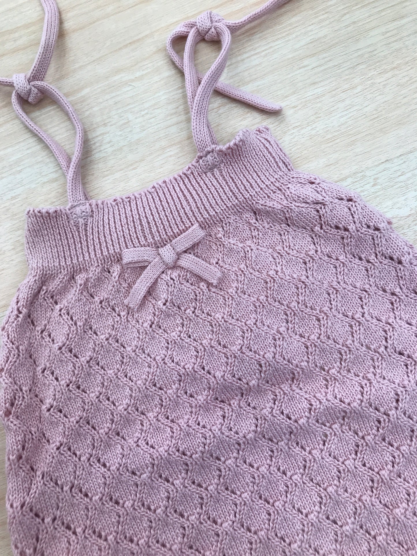Salopette PCS in filo rosa antico lavorata a maglia con fiocchetto sul davanti con bretelle regolabili