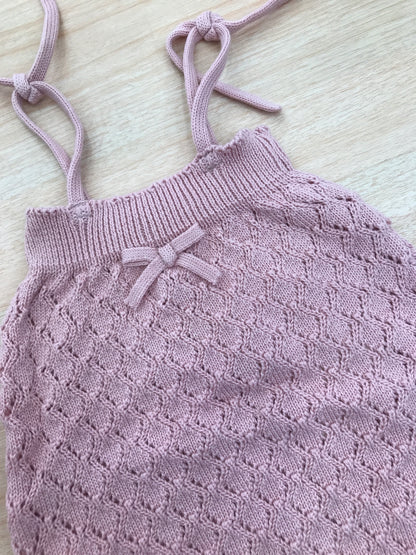 Salopette PCS in filo rosa antico lavorata a maglia con fiocchetto sul davanti con bretelle regolabili