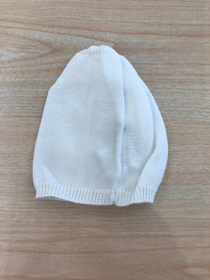 Cappello Bebè di Almy in filo bianco con lavorazione di trecce con applicazione in pizzo