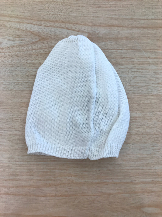 Cappello Bebè di Almy in filo bianco con lavorazione di trecce con applicazione in pizzo