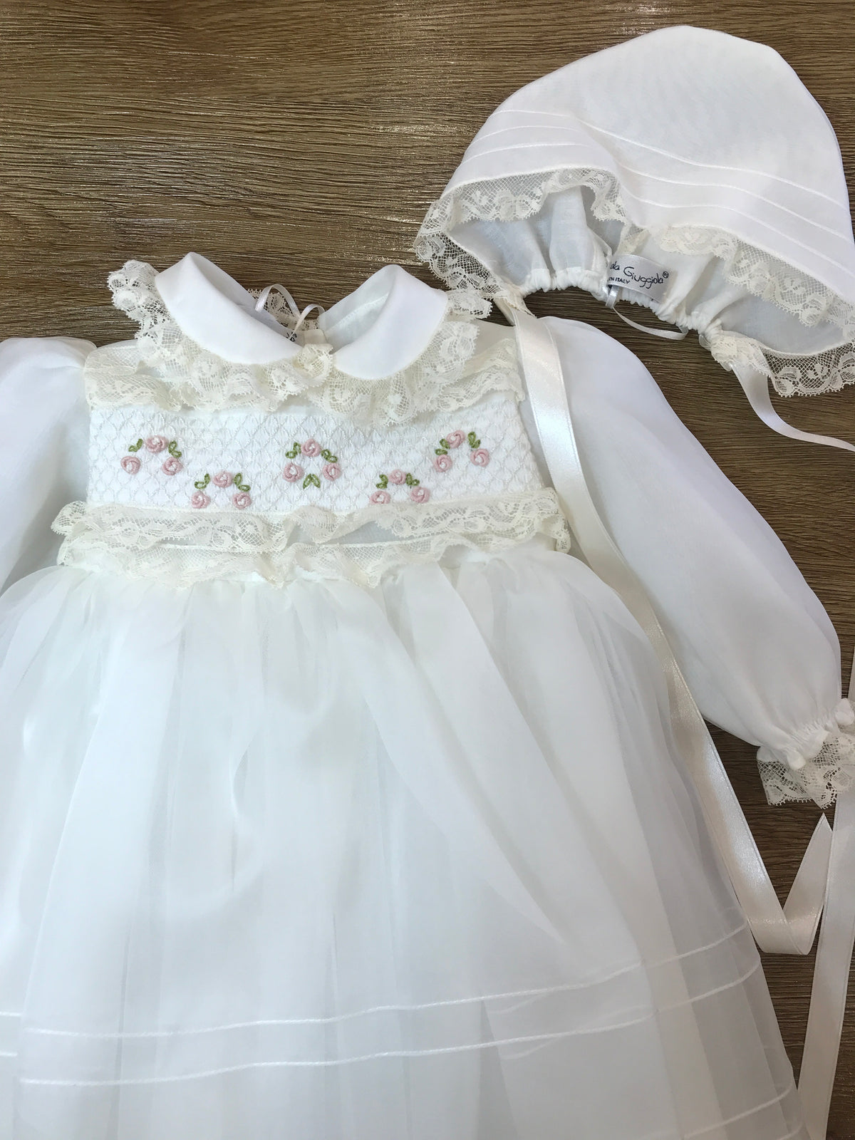 Abito Piccola Giuggiola in organza in seta manica lunga con polsini con valancienne gonna con pieghe in basso corpetto finemente lavorato con piccole roselline e arricchito da valancienne