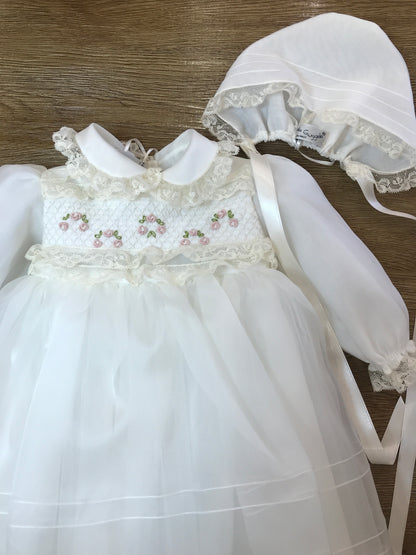 Abito Piccola Giuggiola in organza in seta manica lunga con polsini con valancienne gonna con pieghe in basso corpetto finemente lavorato con piccole roselline e arricchito da valancienne