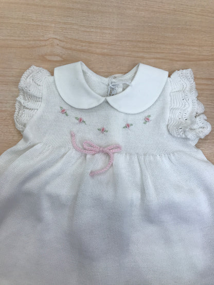 Completo Baby Lord in filo bianco due pezzi smanicato con rusche collo tondo roselline ricamate sul petto e fiocchetto rosa