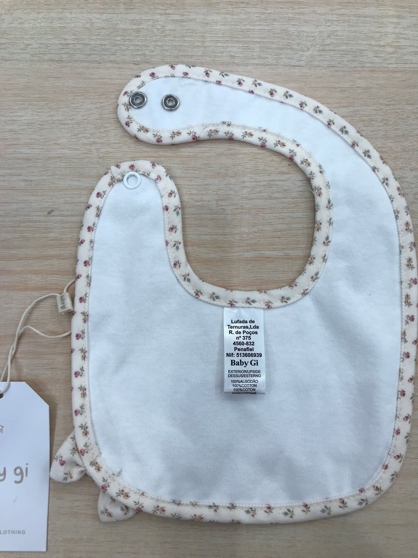 Bavetta Baby Gi in cotone rifinita al bordo in ciniglia rosa pesca floreale con fiocchetto