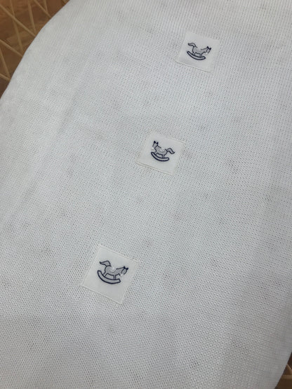 Coperta Piccola Giuggiola in filo bianca con bordo blu e piccoli cavalli a dondolo
