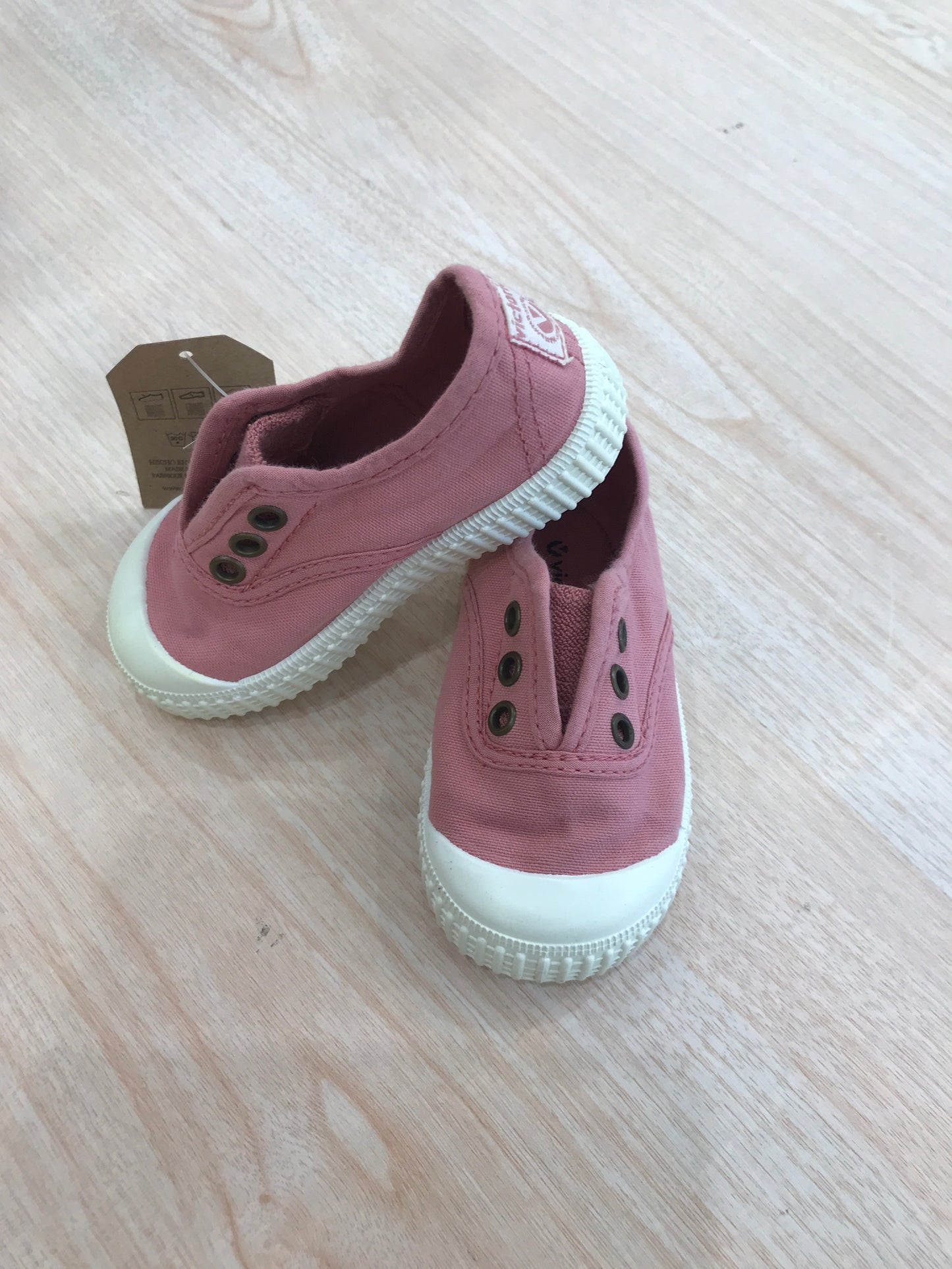 Scarpe Victoria in tela con bottoncini e gomma bianca