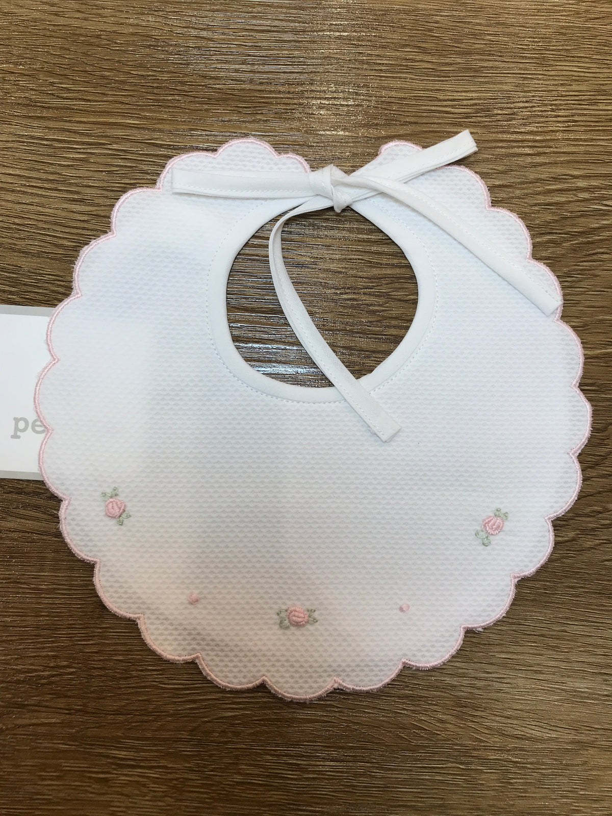 Bavetta Pepecè in piquet con smerlo dal profilo rosa e piccole roselline e pois sul davanti