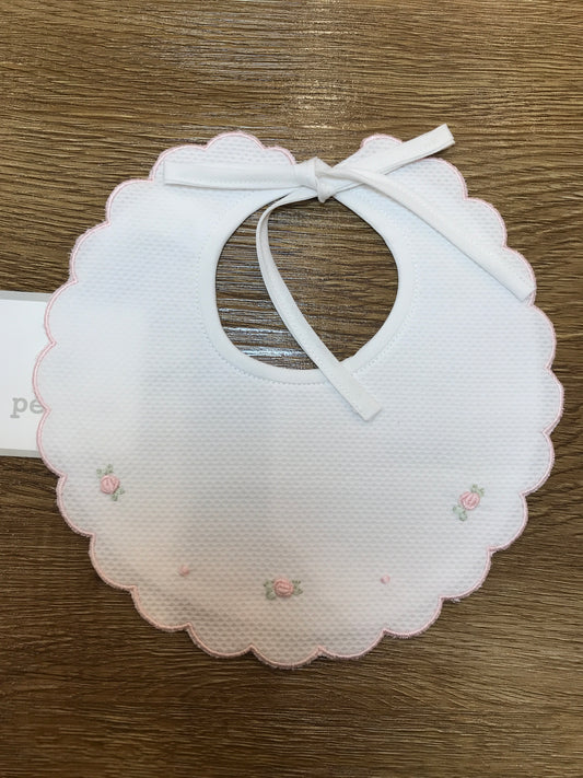 Bavetta Pepecè in piquet con smerlo dal profilo rosa e piccole roselline e pois sul davanti