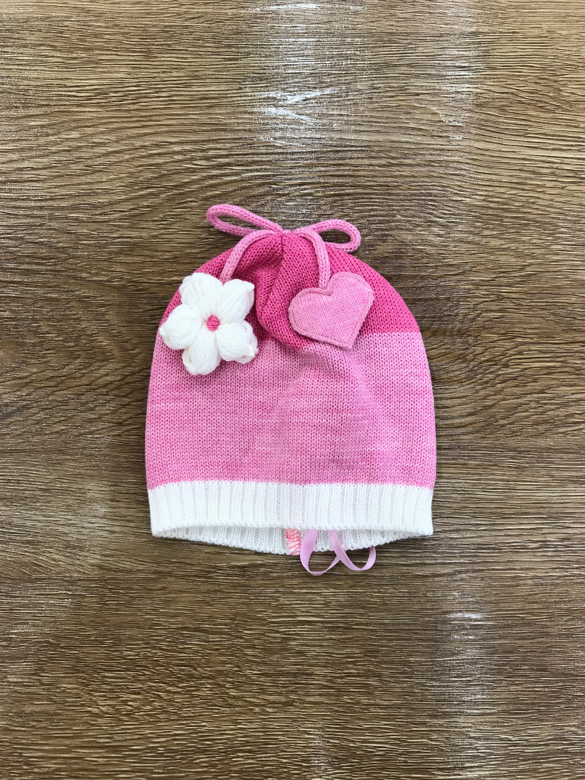 Cappello Colori Chiari in lana panna e rosa con fiore e cuore