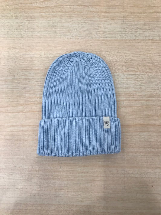 Cappello Nannafrufrù in filo di cotone celeste a righe con risvolto