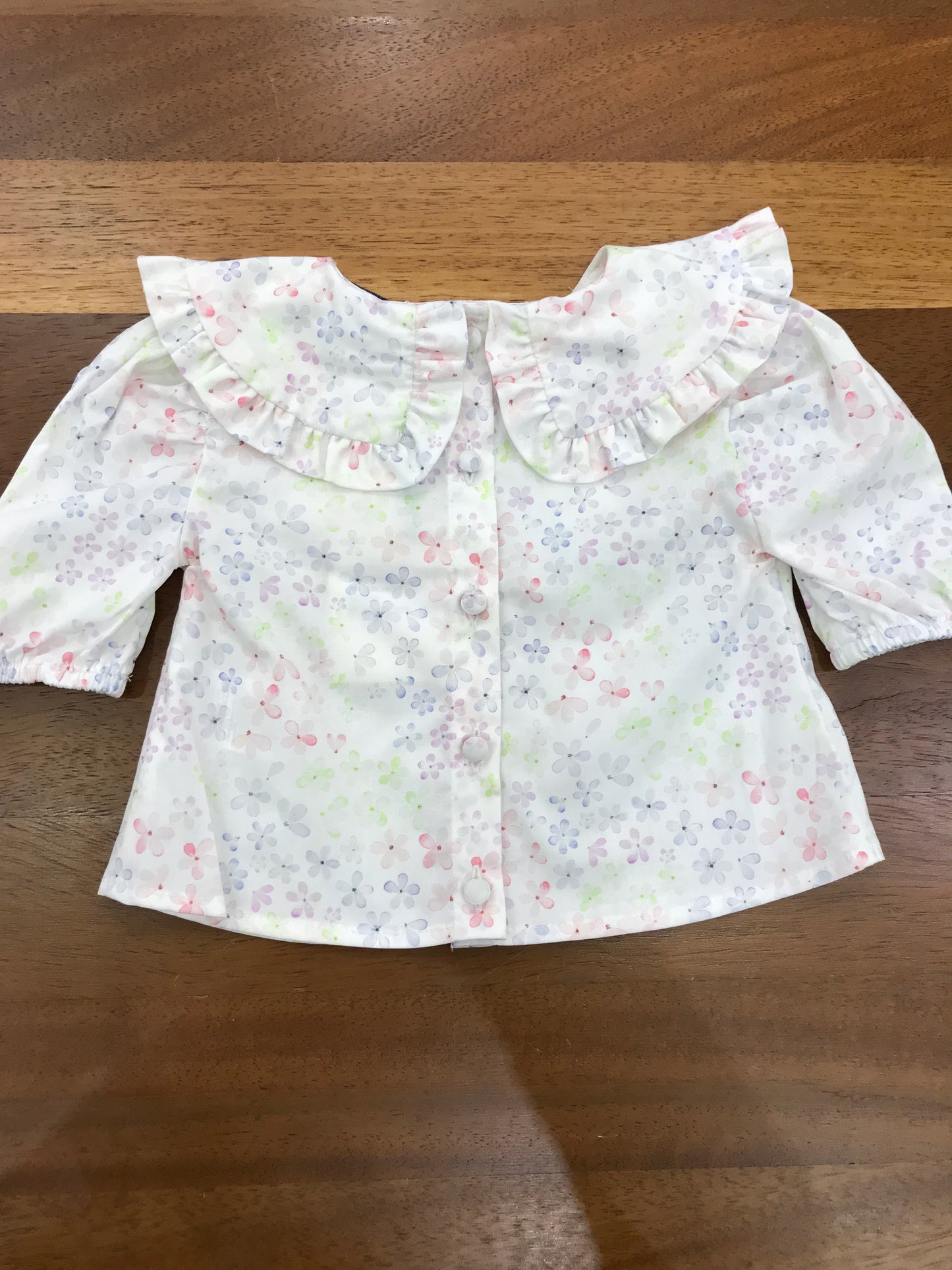 Blusa a'lapage in cotone manica a tre quarti collo con rusche smerlata decorata da fiorellini