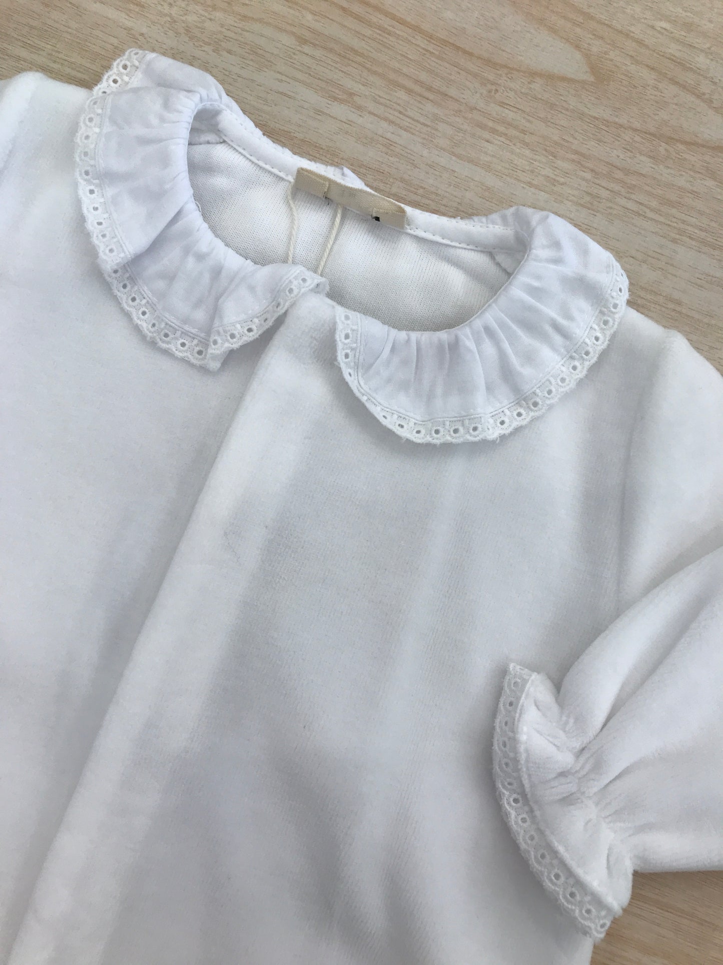 Tutina Baby Gi in ciniglia bianca intera con polsini e colletto rifiniti in san gallo