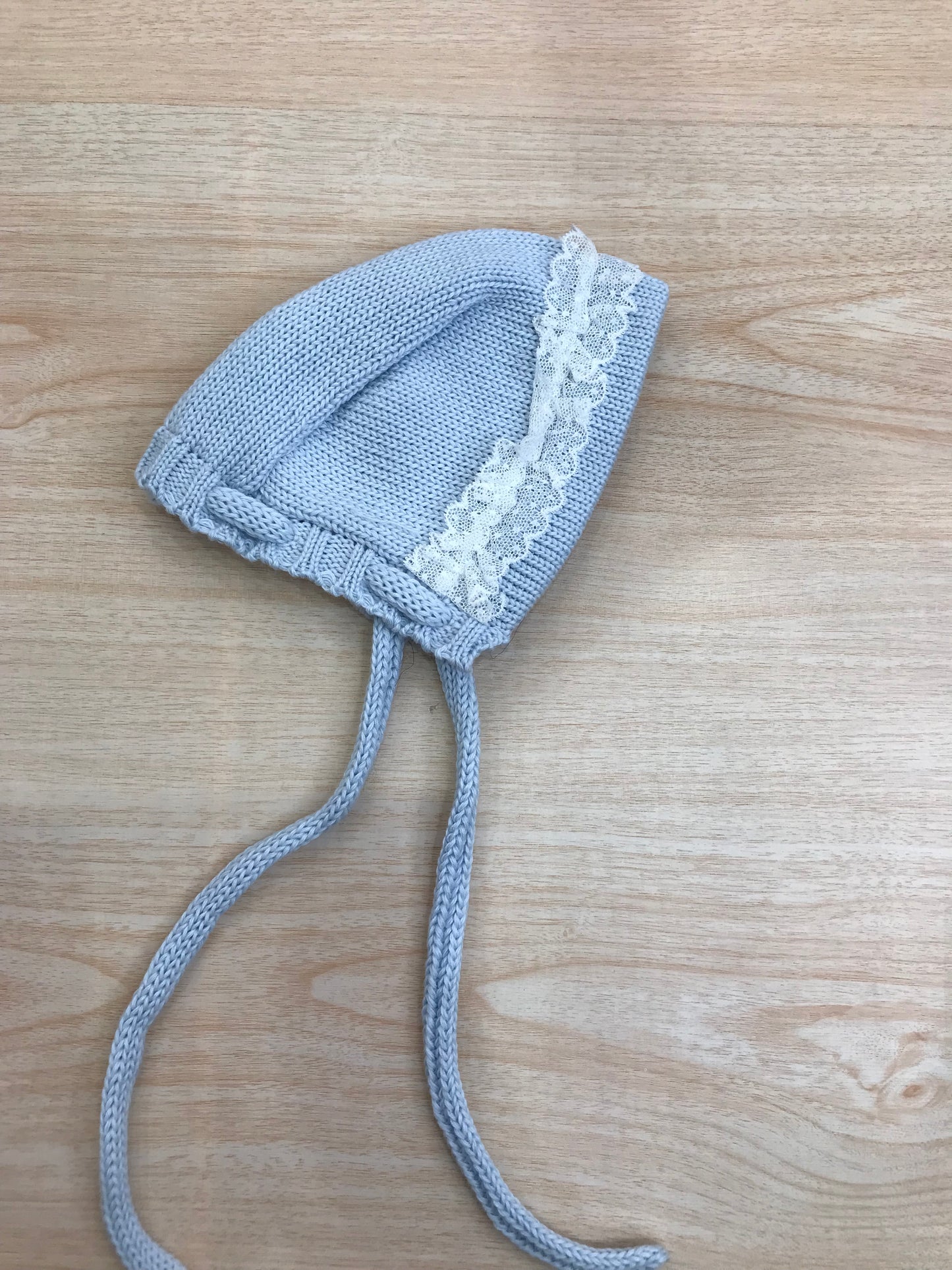 Cuffia Colibrì in filo celeste con applicazione di valancienne