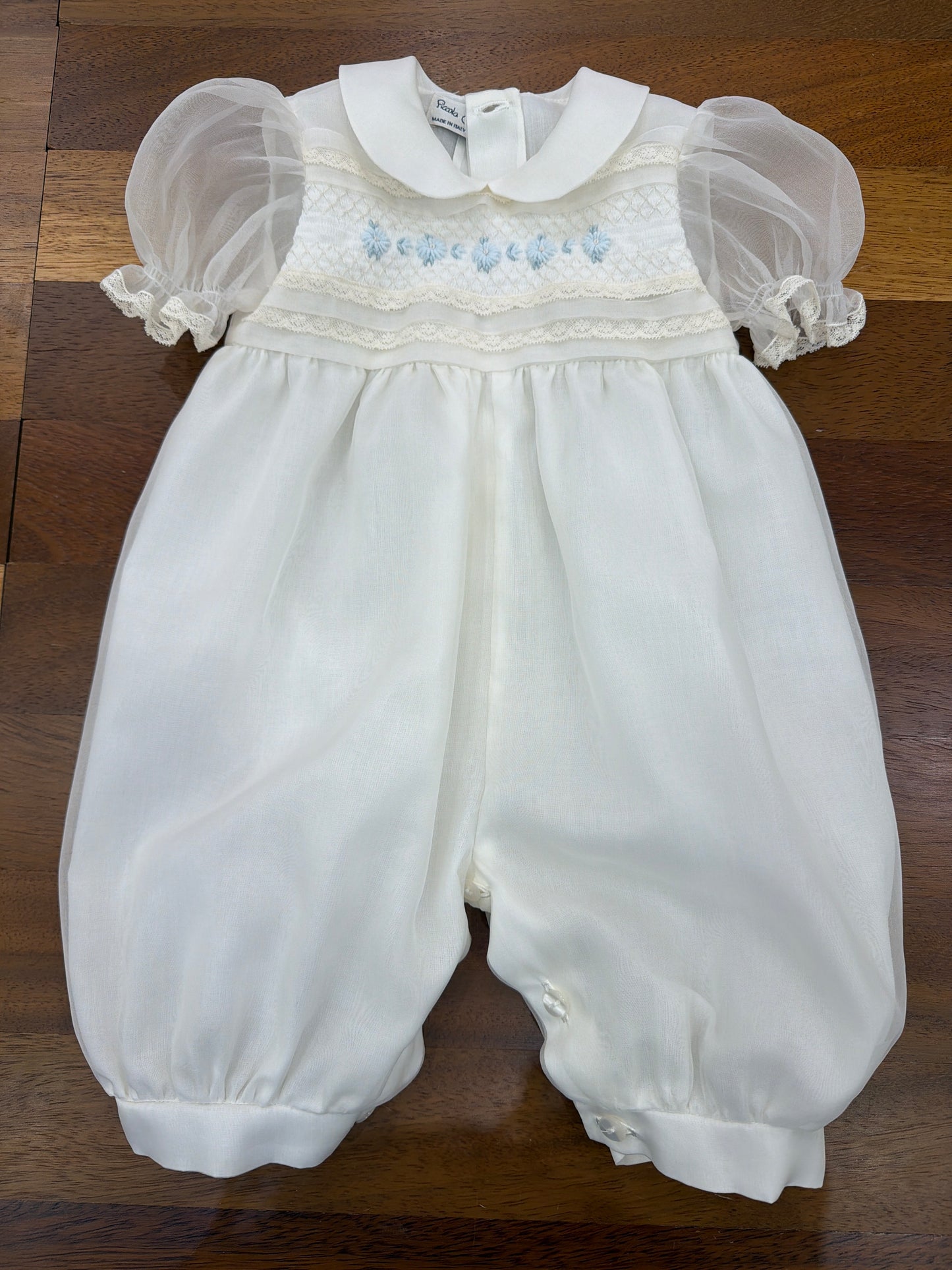 Pagliaccetto Piccola Giuggiola in organza in seta panna manichetta sbuffo con pizzo e e ricami a mano sul corpetto