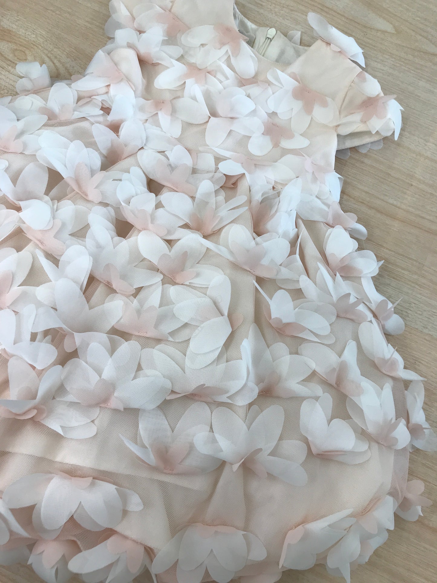 Abito Ladia in cotone con tulle mezza manica gonna ampia con tanti piccoli fiori applicati su tutt'esso