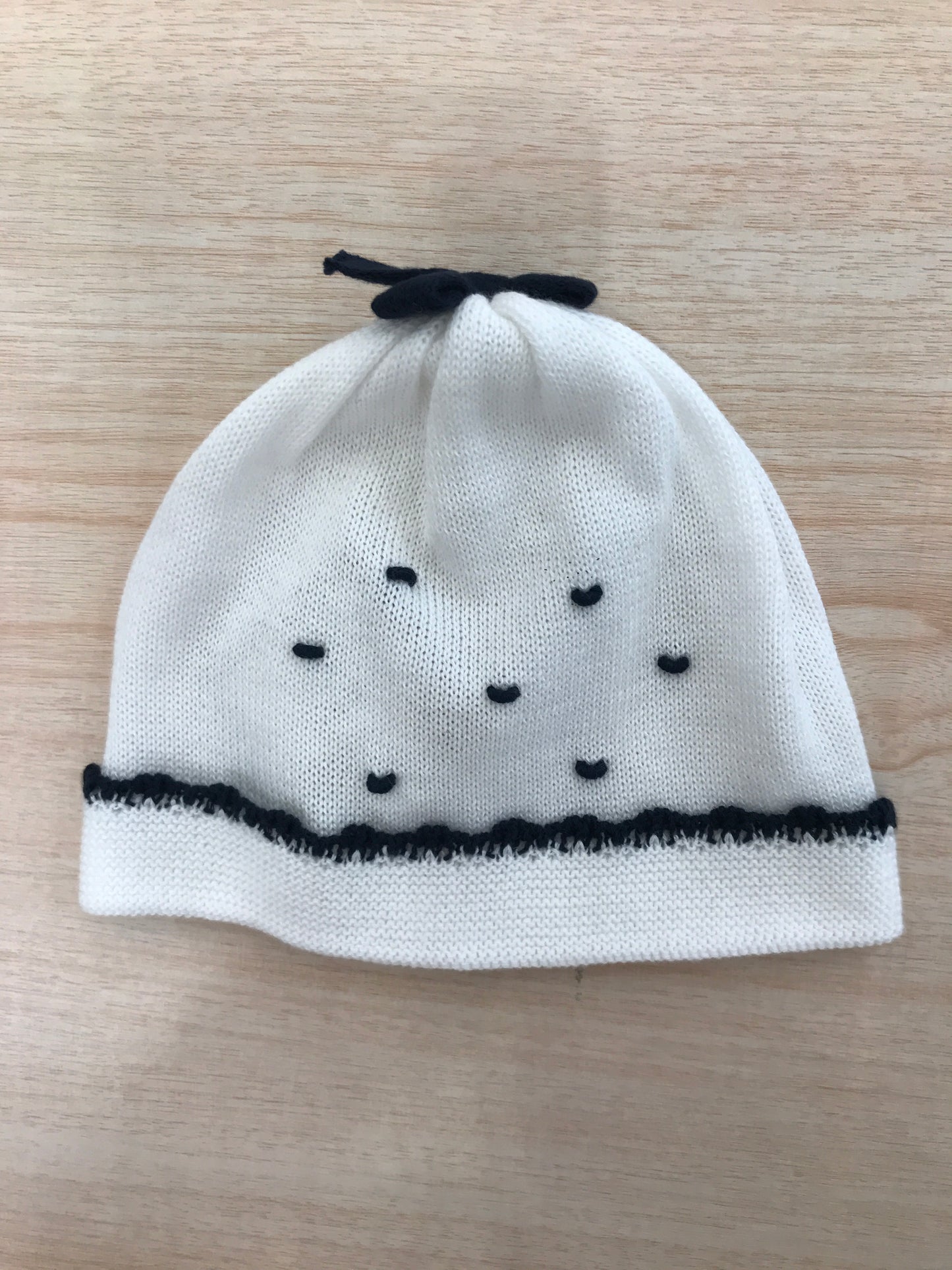 Cappello Baby Lord in filo bianco con ricami in blu scuro