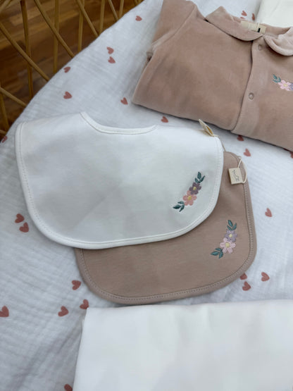 Coordinato nascita Baby Gi in ciniglia con piccole camelie ricamate