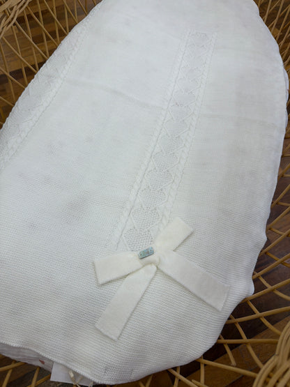 Coperta PCS con lavorazione centrale di trecce e cuori ricamati con fiocco laterale