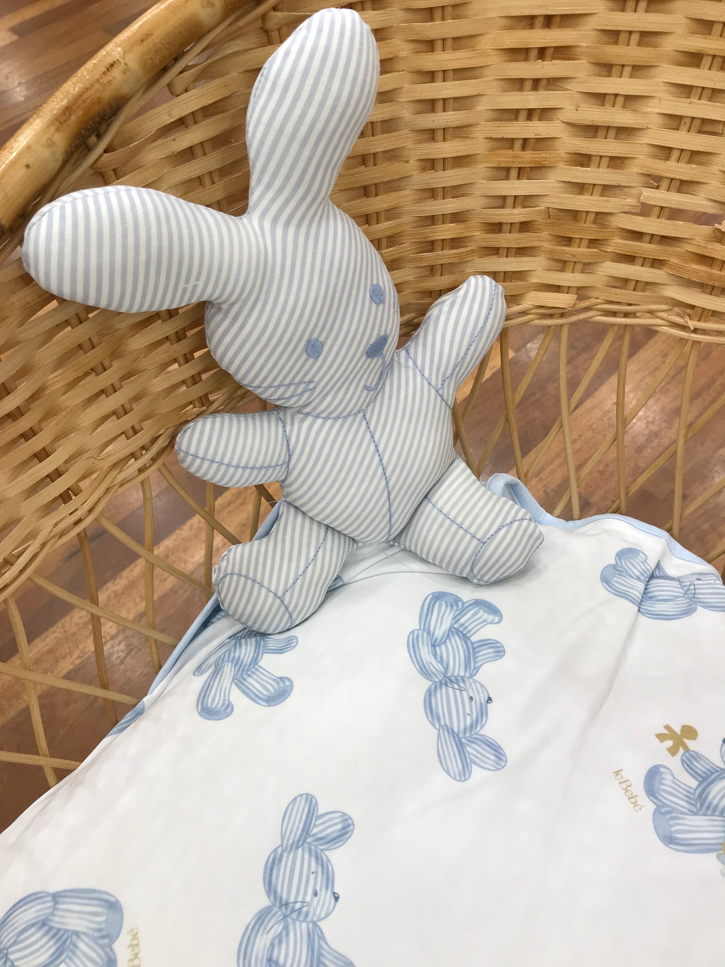 Coperta Le Bebè in cotone celeste con coniglietti celesti ed applicato lateralmente un peluche a forma di coniglietto