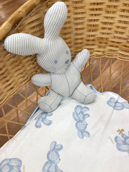 Coperta Le Bebè in cotone celeste con coniglietti celesti ed applicato lateralmente un peluche a forma di coniglietto
