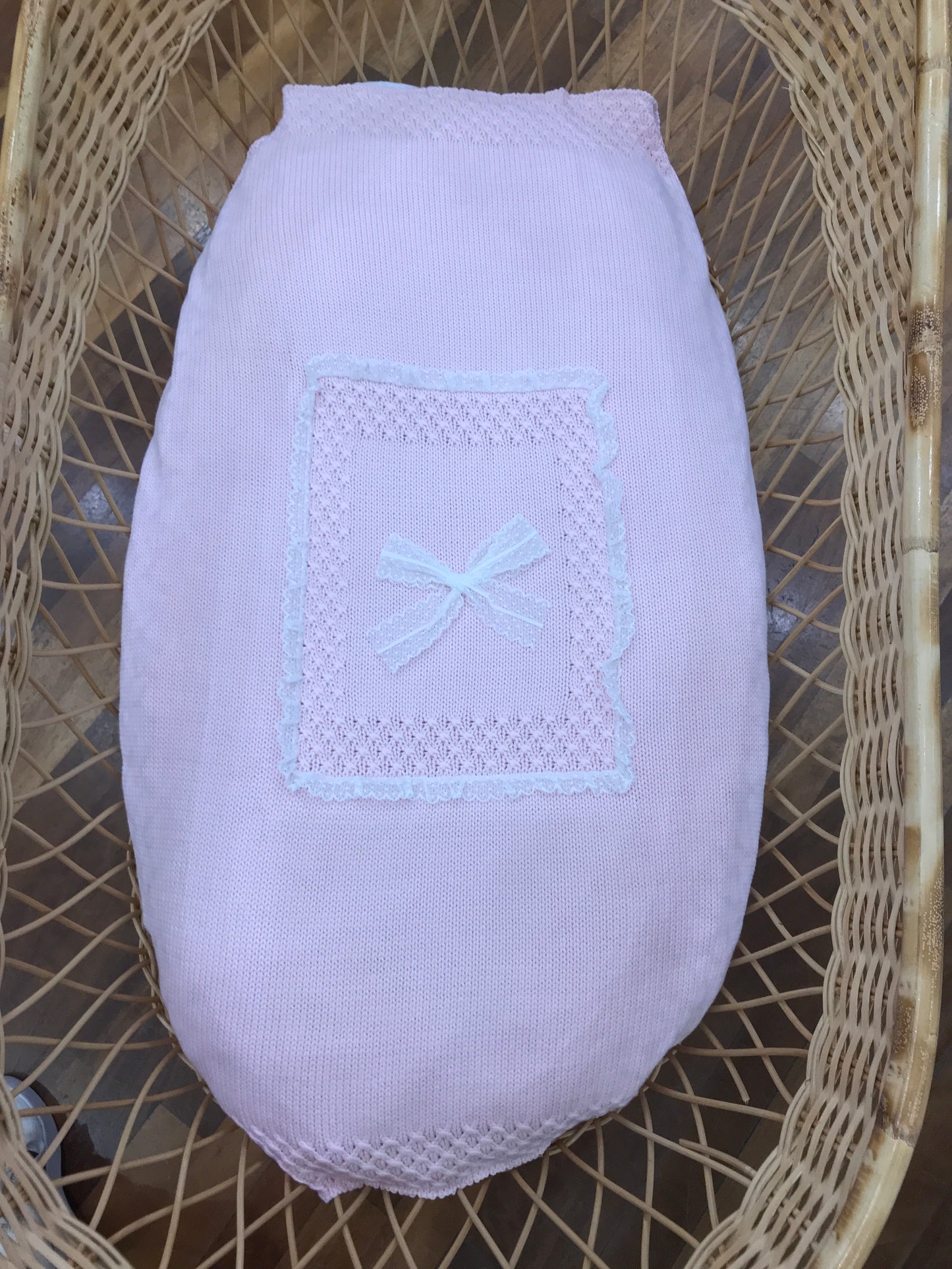 Coperta Colibrì in filo rosa con lavorazione centrale riquadro rifinito in valancienne