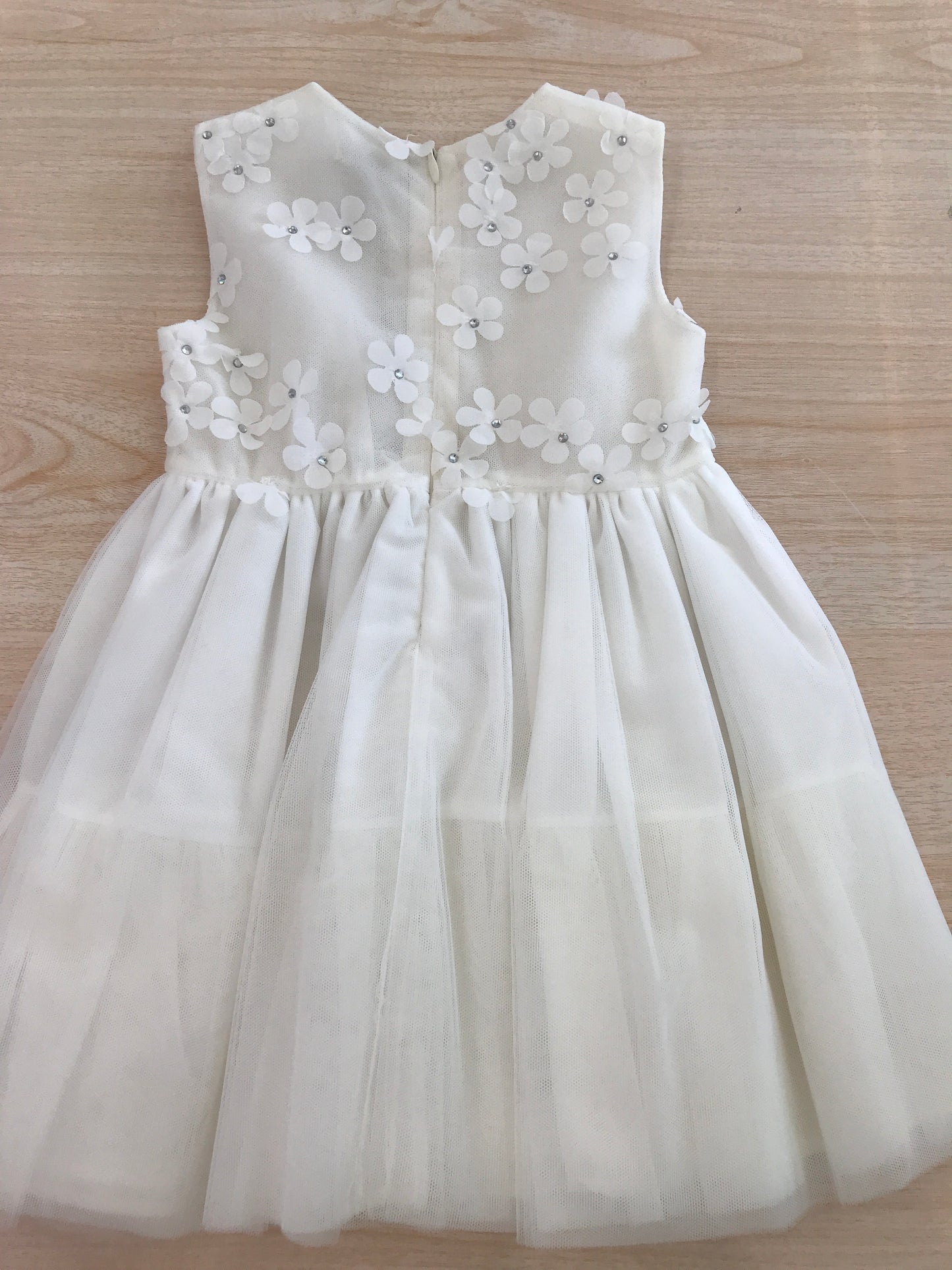 Abito Safer bianco in cotone con strato in tulle smanicato con fiori applicati sul corpetto
