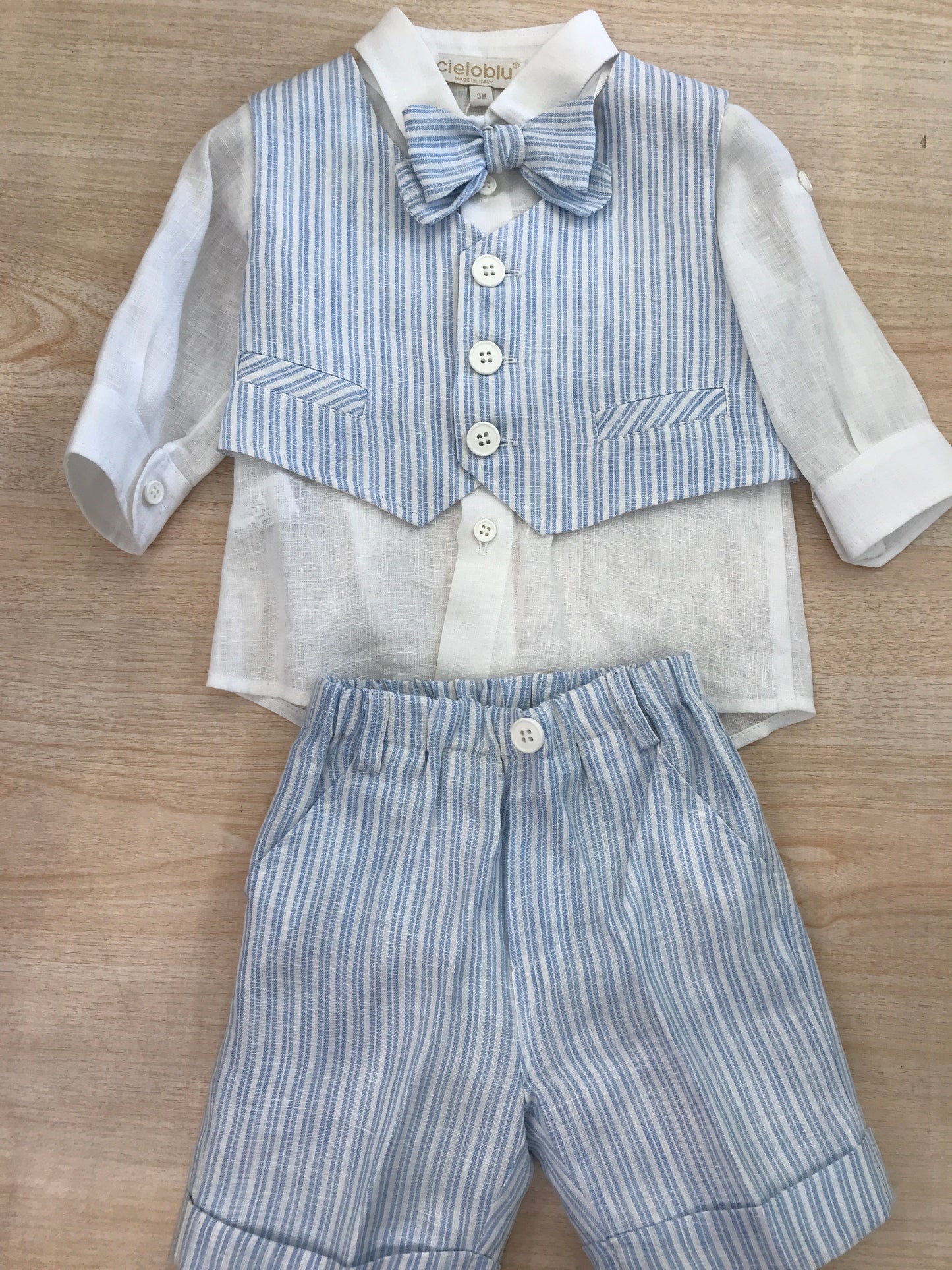 Completo Cielo Blu in lino camicia manica lunga bianca con gilet e bermuda celeste e righe bianche con papillon abbinato